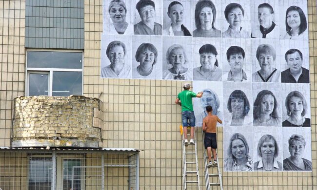 У Києві на фасаді Павлівської психлікарні розмістили чорно-білі портрети її працівників