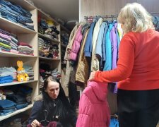 У Києві працюють "банки одягу", в яких всі охочі можуть взяти теплі речі — адреси