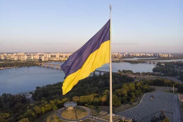 На київських пагорбах приспустили найбільший прапор України