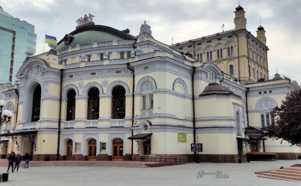 Біля оперного театру у Києві відкриють провокативну скульптурну композицію