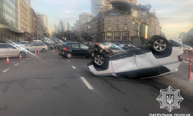 У столиці біля торгового центру перекинулася автівка