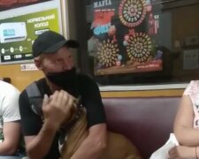 У київському метро везли бійцівського пса без повідця і намордника (відео)