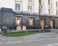 Двері Офісу президента встановлюють на місце