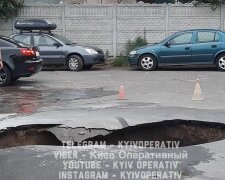 Асфальт провалився, вода бурлить: ЖК Київська Венеція виправдовує свою назву