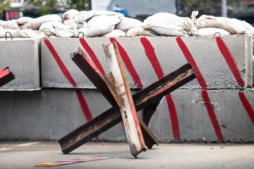 На блокпості у столиці сталася стрілянина — є поранений
