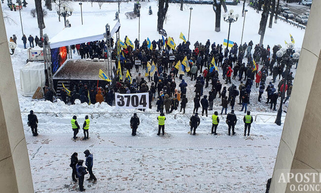 Перед Верховною Радою йде акція євробляхерів