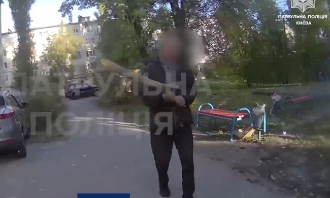 У столиці чоловік побив жінку палицею по голові та втік, а під час затримання намагався побити поліцію