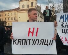 Дві облради засудили погодження “формули Штайнмаєра” і готові провести свої сесії на Майдані