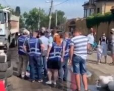 Перекрили рух транспорту: в Києві мітингували мешканці Русанівських садів (відео)