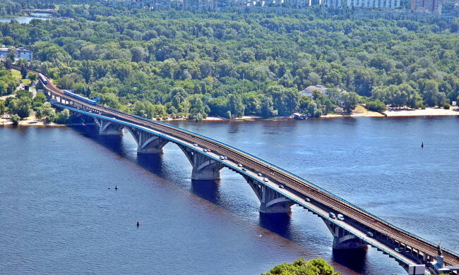 У Києві чоловік намагався стрибнути із мосту Метро