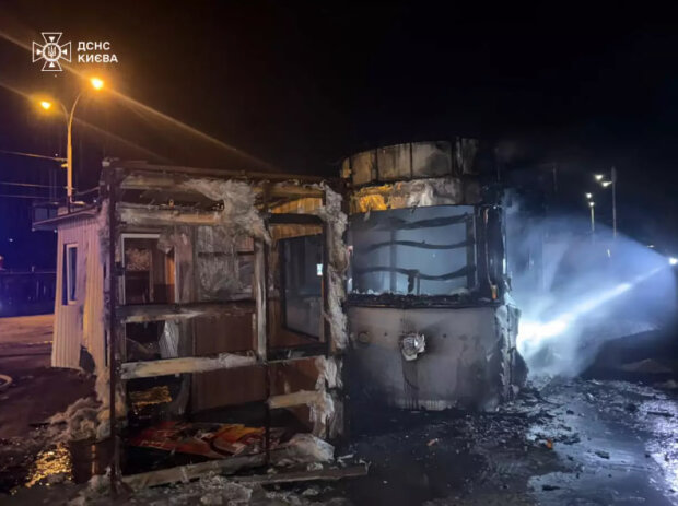 Біля Вокзальної загорівся МАФ: вогонь перекинувся на інші кіоски, під час гасіння знайшли тіло людини
