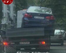 У Києві дивним способом евакуюють авто