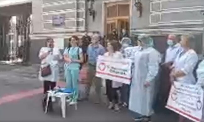 У Києві медсестри вийшли на акцію протесту (відео)