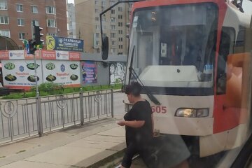 Водієві київського трамвая стало погано на робочому місці