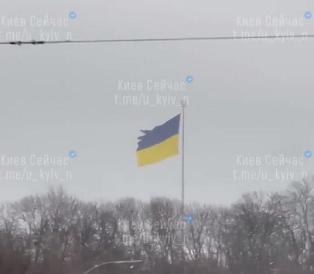 Найбільший український прапор поруч з монументом Батьківщина-Мати знову зазнав ушкоджень