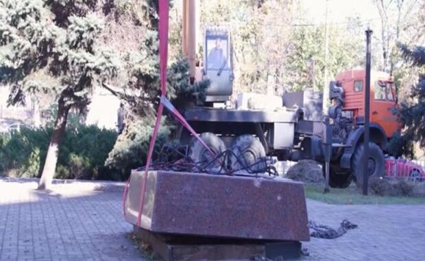 Росіяни демонтували пам’ятник жертвам Голодомору в окупованому Маріуполі