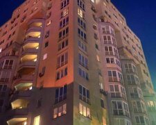 Наслідки нічного обстрілу: уламки російського безпілотника спричинили пожежу в багатоповерхівці на Оболоні