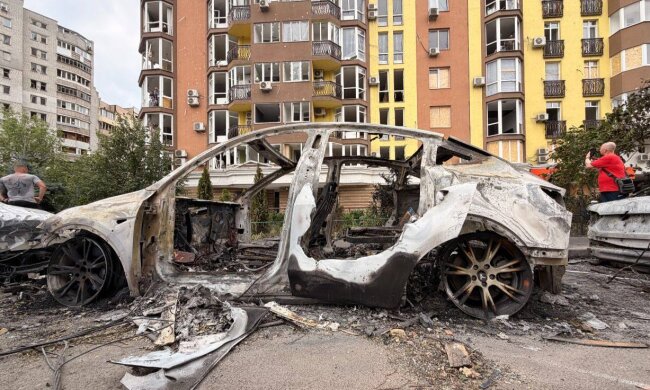 Пошкоджені будинки, прокуратура й кінотеатр «Київська Русь»: який вигляд має місце російського удару в Києві