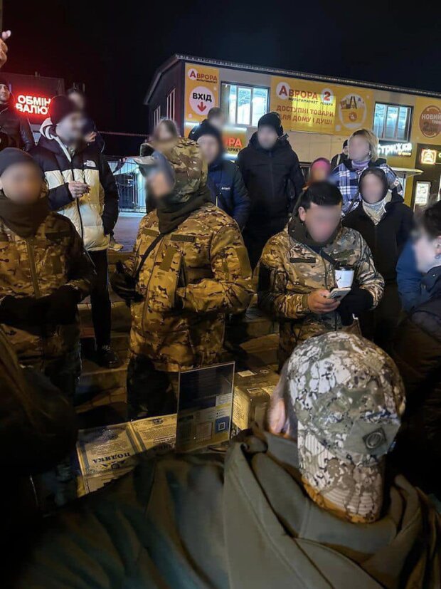 Правоохоронці проводять обшуки у «фонді», який збирав готівку нібито для ЗСУ біля столичного метро