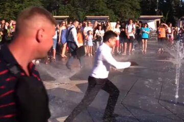 Зеленський у Маріуполі “покупався” у фонтані