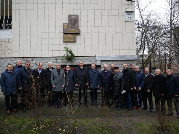 У столиці відкрили меморіальну дошку в будинку, де жив видатний вчений та президент НАНУ, Борис Патон
