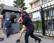 Сестри, до зброї: біля посольства Польщі жінка оголилась у знак протесту (фото, відео)