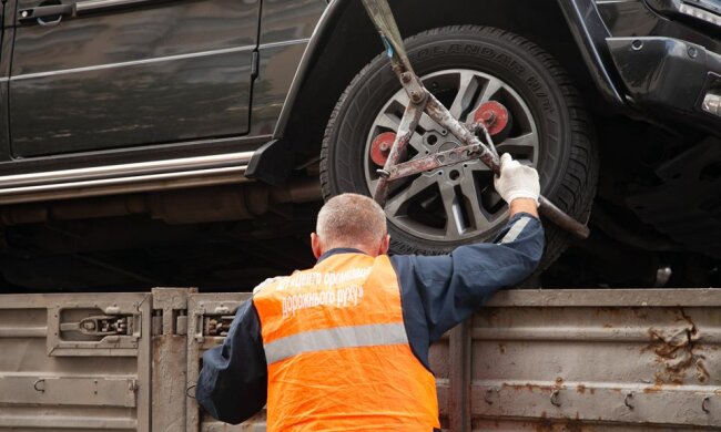 У Києві створили єдине вікно для повернення евакуйованих автівок