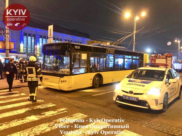 В Києві горіли тролейбус і атомобіль