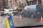 У Києві легковик відкинуло на 10 метрів після зіткнення з мікроавтобусом (відео)