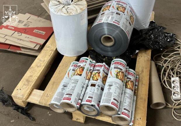 На Київщині виготовляли фальсифіковані брендові каву, локшину, кетчуп