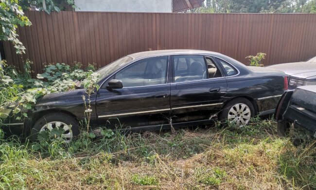 Під Києвом знайшли покинутим рідкісний австралійський седан Holden Caprice
