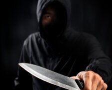 Чоловік із ножем напав на двох дітей у Києві, його розшукують