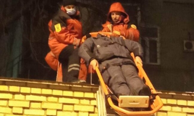 У Києві рятувальники впустили людину, знімаючи її з даху (відео)