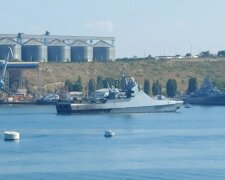 Російський корабель «Василий Быков» зайшов у Севастопольську бухту з обпаленим бортом