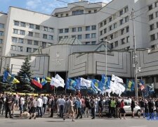 Під Конституційним судом мітингують проти скасування закону про люстрацію