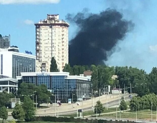 Потужний вибух у центрі окупованого Донецька: над містом підіймається стовп чорного диму