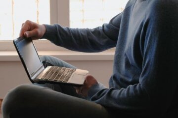 На Троєщині вчитель вкрав зі школи, в якій працював, 19 ноутбуків