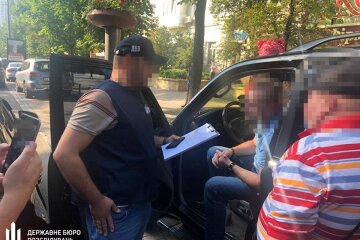 3 000 доларів хабаря за працевлаштування: ДБР затримало працівника СБУ
