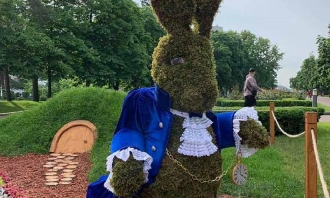 Сумні фото з парку Перемога: вандали понівечили зелені казкові скульптури (фото)