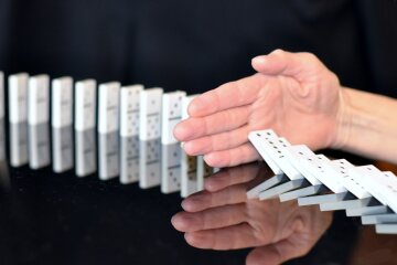 Українські корупціонери процвітають за спинами своїх жінок і батьків-пенсіонерів