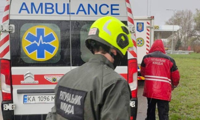 Порятунок на Оболоні: фахівці КАРС дістали травмованого чоловіка з глибокого колодязя