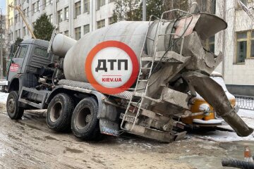 У центрі Києва бетономішалка провалилася крізь асфальт