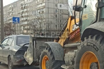 У столиці екскаватор протаранив Mitsubishi Lancer