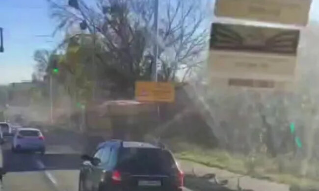 У Києві вранці самоскид "зніс" відбійник в Голосіївському районі