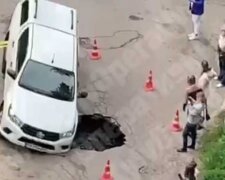 У Києві позашляховик провалився під землю (відео)