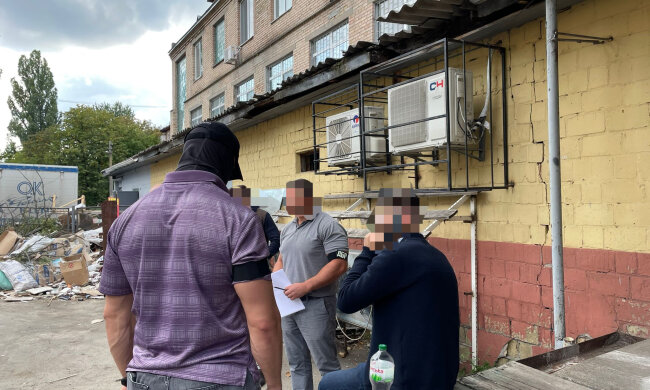 На хабарі у $12 тис. за непроведення слідчих дій затримано трьох «борців» з корупцією та фінзлочинами