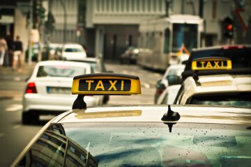 Таксі з автокріслом: чи готові служби у столиці до змін у законі