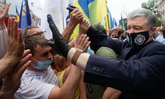 Я йду до цих нечестивців: Порошенко прийшов на допит до ДБР (відео)