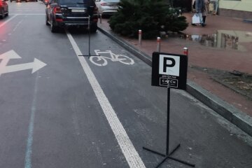 Ресторан у центрі Києва “забив” велосмугу під VIP-парковку для гостей