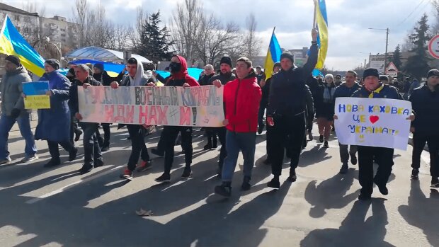 Нова Каховка – це Україна: тисячі людей вийшли на мітинг проти окупантів